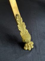 Augsts misiņa galdiņš ar marmoru — Ampīra stilā, ar lauvas galvām un ķepu detalizāciju (Tall Brass and Marble Side Table) (7023) - Image 12