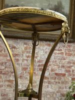 Augsts misiņa galdiņš ar marmoru — Ampīra stilā, ar lauvas galvām un ķepu detalizāciju (Tall Brass and Marble Side Table) (7023) - Image 13