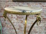 Augsts misiņa galdiņš ar marmoru — Ampīra stilā, ar lauvas galvām un ķepu detalizāciju (Tall Brass and Marble Side Table) (7023) - Image 5