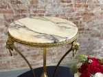 Augsts misiņa galdiņš ar marmoru — Ampīra stilā, ar lauvas galvām un ķepu detalizāciju (Tall Brass and Marble Side Table) (7023) - Image 4