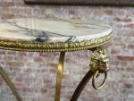 Augsts misiņa galdiņš ar marmoru — Ampīra stilā, ar lauvas galvām un ķepu detalizāciju (Tall Brass and Marble Side Table) (7023) - Image 6