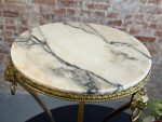 Augsts misiņa galdiņš ar marmoru — Ampīra stilā, ar lauvas galvām un ķepu detalizāciju (Tall Brass and Marble Side Table) (7023) - Image 8