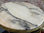 Augsts misiņa galdiņš ar marmoru — Ampīra stilā, ar lauvas galvām un ķepu detalizāciju (Tall Brass and Marble Side Table) (7023) - Image 9