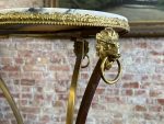 Augsts misiņa galdiņš ar marmoru — Ampīra stilā, ar lauvas galvām un ķepu detalizāciju (Tall Brass and Marble Side Table) (7023) - Image 7