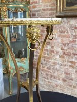Augsts misiņa galdiņš ar marmoru — Ampīra stilā, ar lauvas galvām un ķepu detalizāciju (Tall Brass and Marble Side Table) (7023) - Image 3