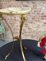 Augsts misiņa galdiņš ar marmoru — Ampīra stilā, ar lauvas galvām un ķepu detalizāciju (Tall Brass and Marble Side Table) (7023) - Image 2