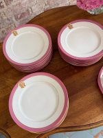 Antīka Francijas rozā porcelāna deserta servīze ar monogrammu — Vve J. Mourlot, Paris (Antique French porcelain dessert set with pink borders and gold monogram) (5965) - Image 3