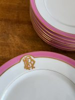 Antīka Francijas rozā porcelāna deserta servīze ar monogrammu — Vve J. Mourlot, Paris (Antique French porcelain dessert set with pink borders and gold monogram) (5965) - Image 16