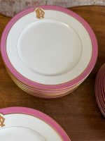 Antīka Francijas rozā porcelāna deserta servīze ar monogrammu — Vve J. Mourlot, Paris (Antique French porcelain dessert set with pink borders and gold monogram) (5965) - Image 15