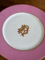 Antīka Francijas rozā porcelāna deserta servīze ar monogrammu — Vve J. Mourlot, Paris (Antique French porcelain dessert set with pink borders and gold monogram) (5965) - Image 7