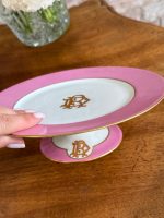Antīka Francijas rozā porcelāna deserta servīze ar monogrammu — Vve J. Mourlot, Paris (Antique French porcelain dessert set with pink borders and gold monogram) (5965) - Image 6