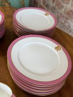 Antīka Francijas rozā porcelāna deserta servīze ar monogrammu — Vve J. Mourlot, Paris (Antique French porcelain dessert set with pink borders and gold monogram) (5965) - Image 11