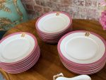 Antīka Francijas rozā porcelāna deserta servīze ar monogrammu — Vve J. Mourlot, Paris (Antique French porcelain dessert set with pink borders and gold monogram) (5965) - Image 2