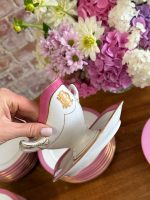 Antīka Francijas rozā porcelāna deserta servīze ar monogrammu — Vve J. Mourlot, Paris (Antique French porcelain dessert set with pink borders and gold monogram) (5965) - Image 9