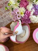 Antīka Francijas rozā porcelāna deserta servīze ar monogrammu — Vve J. Mourlot, Paris (Antique French porcelain dessert set with pink borders and gold monogram) (5965) - Image 8