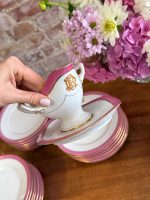 Antīka Francijas rozā porcelāna deserta servīze ar monogrammu — Vve J. Mourlot, Paris (Antique French porcelain dessert set with pink borders and gold monogram) (5965) - Image 10