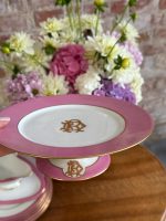 Antīka Francijas rozā porcelāna deserta servīze ar monogrammu — Vve J. Mourlot, Paris (Antique French porcelain dessert set with pink borders and gold monogram) (5965) - Image 5