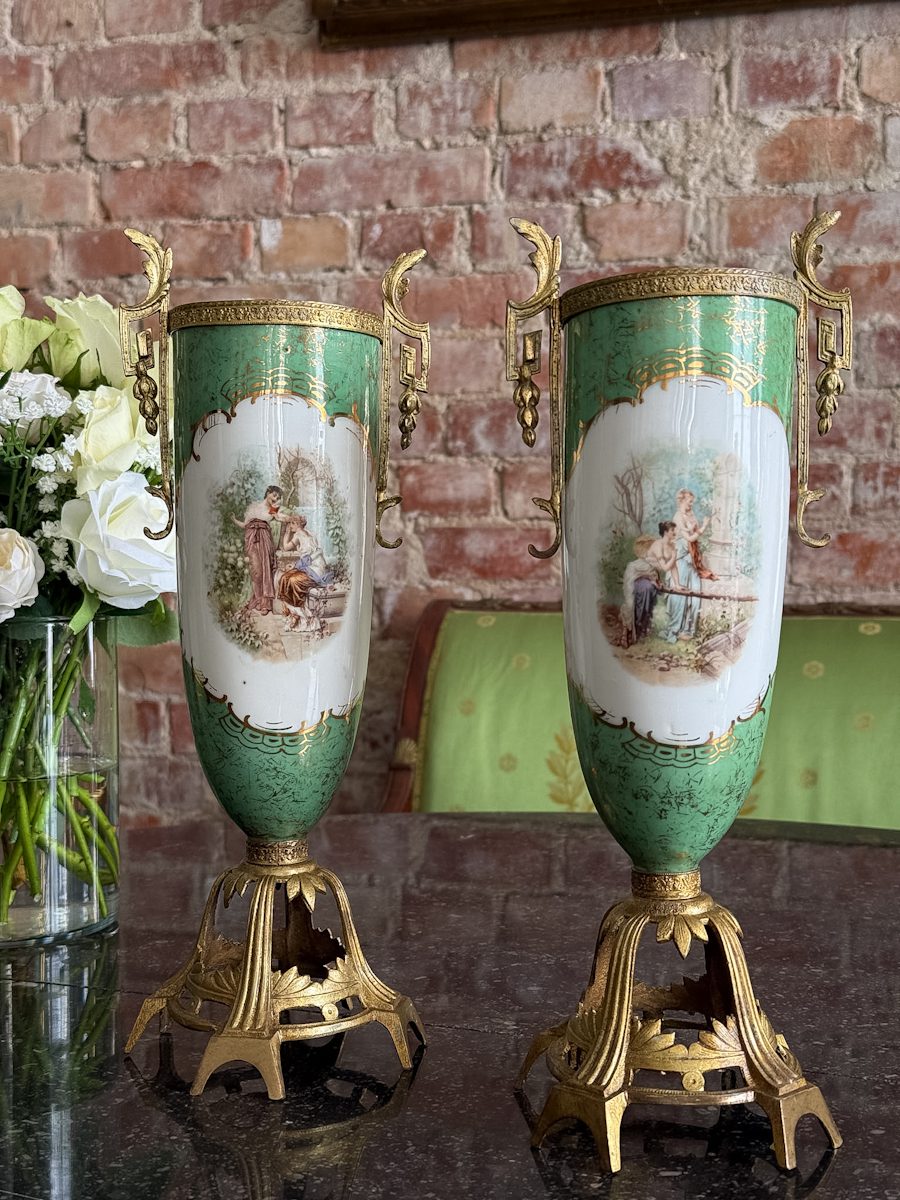 Porcelænsvaser med bronze – Sèvres-stil, Frankrig Et par porcelænsvaser med bronze – Sèvres-stil, Frankrig, ca. 1890-1910 (6732)