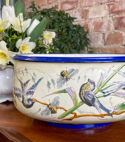Art Nouveau keramik urtepotteskjuler med fugle, bier, iris, Frankrig/Belgien, ca. 1890-1910