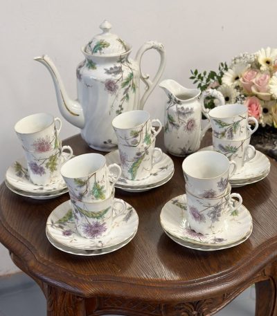 Antik porcelæn te- og kaffeservice til 10 personer med engblomsterdekoration