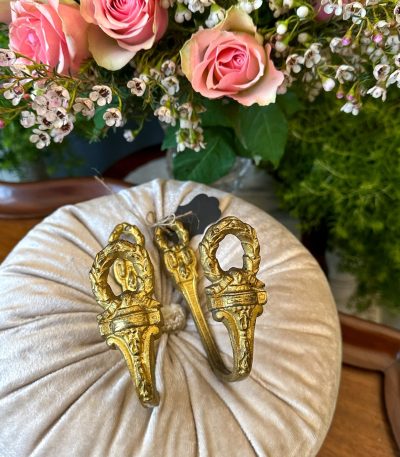 To vintage bøjler i metal, 11,5 cm høje