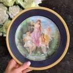 franču porcelāna “Limoge” šķīvis ar zelta krāsas detalizāciju, maza izmēra (6711)