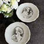 mlenbalti, porcelāna šķīvji ar sieviešu motīviem, vidēja izmēra, pieejami 2gab (6695)