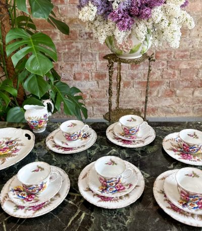Antikt porcelæn te- og kaffeservice til 6 personer med stedmoderblomster dekoration