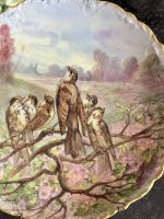 Antīks franču Limoges porcelāna lielformāta lādētais šķīvis ar dziedātājputnu gleznojumu (6705) - Image 8
