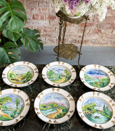 Luksuriøse antikke porcelænsfade med landskaber og guld, Historicisme-stil