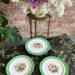 Porcelāna Komplekts ar Ziedu Motīviem - Kūku Šķīvis + 2 Šķīvji (4078)