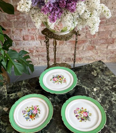 Porcelāna komplekts ar ziedu rakstiem - tortes šķīvis + 2 šķīvji (4078)
