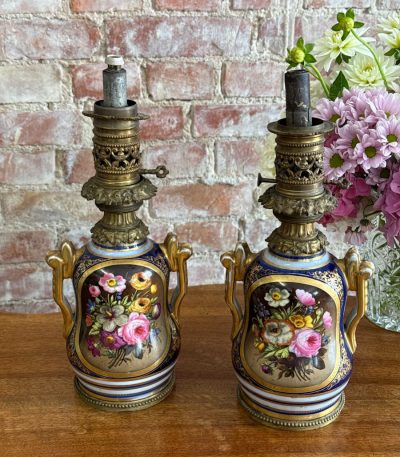 2 stk. spritlamper med blomstermotiv i porcelæn, mellem størrelse (5968)