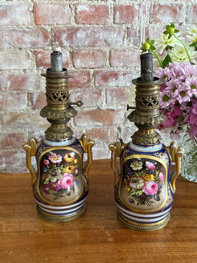 2 stk. spritlamper med blomstermotiv i porcelæn, mellem størrelse (5968)