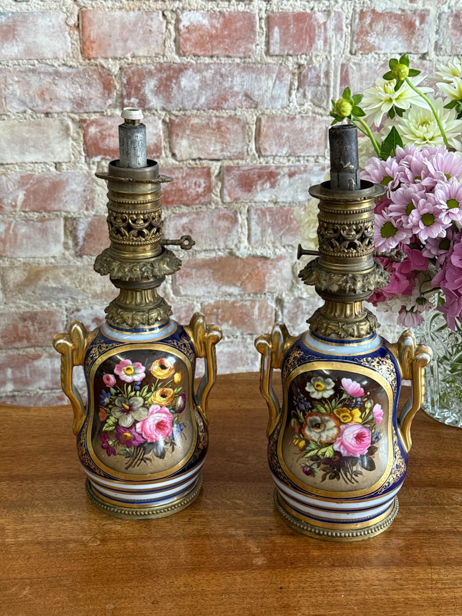 2 stk. spritlamper, blomstermotiv porcelæn, mellem størrelse (5968) 2 stk. spritlamper med blomstermotiv i porcelæn, mellem størrelse (5968)