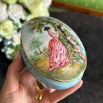 Antik fransk Limoges porcelænsæske med Fragonard-maleri og signatur (6714)