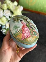 Antik fransk Limoges porcelænsæske med Fragonard-maleri og signatur (6714)