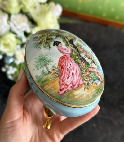 Antik fransk Limoges porcelænsæske med Fragonard-maleri og signatur (6714)