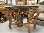 Monumentāla Koka Konsole ar Balto Marmora Virsmu un Rocaille Grebumu — Louis XV / Baroque, Francija, ap 1720.–1780. (4478) - Image 3