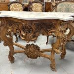 Monumentāla Koka Konsole ar Balto Marmora Virsmu un Rocaille Grebumu — Louis XV / Baroque, Francija, ap 1720.–1780. (4478)
