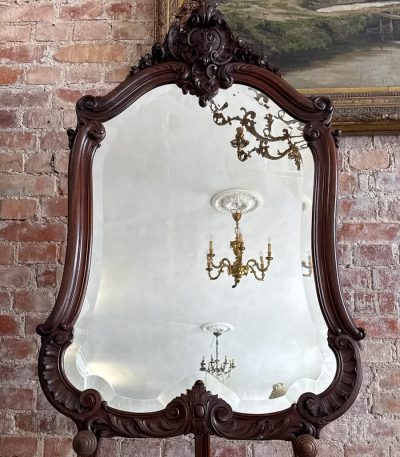 Udskåret rosentræsspejl med monogram i Louis XV Rococo-stil