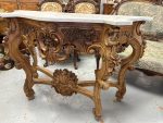 Monumentāla Koka Konsole ar Balto Marmora Virsmu un Rocaille Grebumu — Louis XV / Baroque, Francija, ap 1720.–1780. (4478) - Image 4