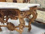 Monumentāla Koka Konsole ar Balto Marmora Virsmu un Rocaille Grebumu — Louis XV / Baroque, Francija, ap 1720.–1780. (4478) - Image 12
