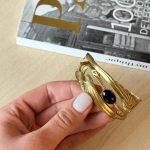 rokassprādze/aproce ar diviem putniem/dzērvēm, zelta krāsā ar melniem akmentiņiem (6524)