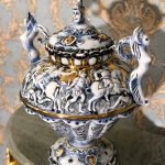 Capodimonte, Itālija, Liela vāze ar vāku, zilā, baltā un zelta krāsā (402)
