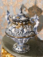 Capodimonte, Itālija, Liela vāze ar vāku, zilā, baltā un zelta krāsā (402)