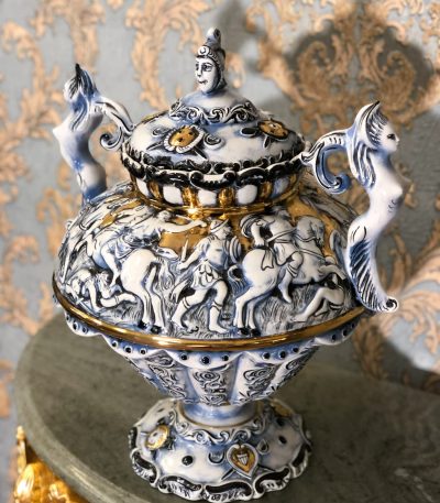 Capodimonte vase med låg, blå, hvid, guld (402)