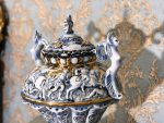 Capodimonte, Itālija, Liela vāze ar vāku, zilā, baltā un zelta krāsā (402) - Image 3