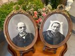 Koka rāmji ar stiklu, ar fotogrāfijām, ar bronzas detaļām, vidēji maza izmēra (3762)