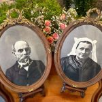 Koka rāmji ar stiklu, ar fotogrāfijām, ar bronzas detaļām, vidēji maza izmēra (3762)